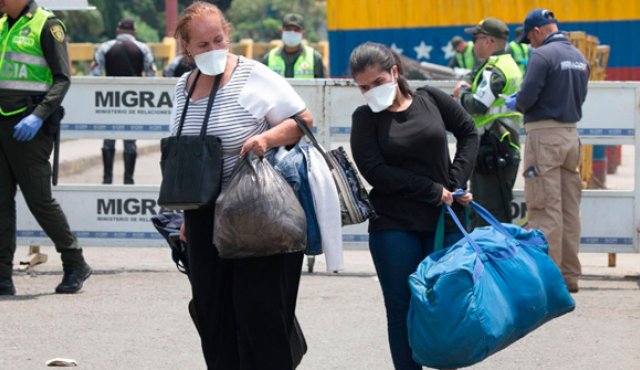 Las mujeres migrantes, a diferencia de los hombres, tienen lo que se denomina la doble carga, que es aquella carga productiva y reproductiva. Archivo