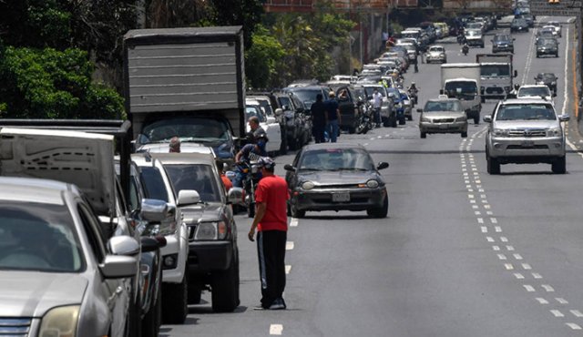 Durante el confinamiento por la pandemia de la COVID-19 el desabastecimiento de gasolina llegó a Caracas, pues ya desde hace años asfixiaba a varias regiones del vecino país. AFP