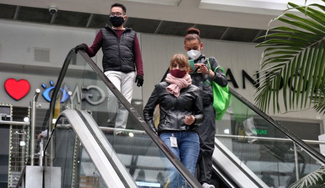 En medio de la pandemia, marcha la reactivación económica de algunos sectores, entre estos los centro comerciales, siguiendo las medidas de bioseguridad para prevenir el contagio de COVID-19. Colprensa