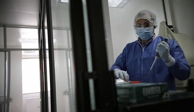 Laboratorio de pruebas de Coronavirus. Colprensa