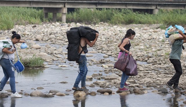 Las autoridades migratorias advirtieron que el paso por las trochas es ilegal. Archivo / La Opinión