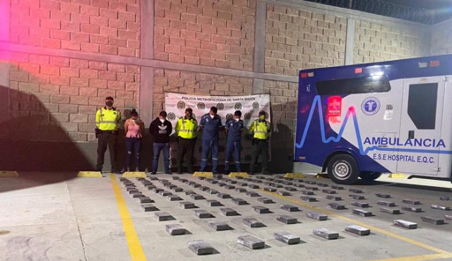 La Policía capturó a los cuatro ocupantes de la ambulancia: el conductor y la enfermera, familiares de quienes se hacían pasar como enfermo y acompañante. Policía Nacional
