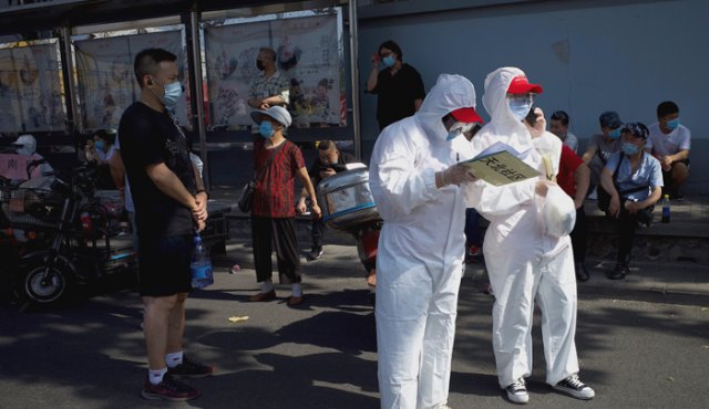 Personal médico en un centro deportivo Beijing para ayudar a las personas que viven cerca o que han visitado el mercado Xinfadi, donde ha surgido un nuevo grupo de coronavirus. AFP