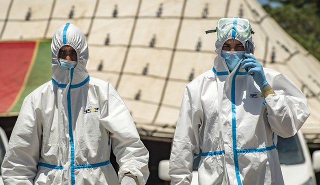 Brasil superara las 50.000 muertes por coronavirus y mientras los países europeos avanzaban en su desconfinamiento. AFP