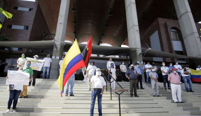 Los abogados litigantes protestaron en las afueras del Palacio de Justicia. Mario Caicedo