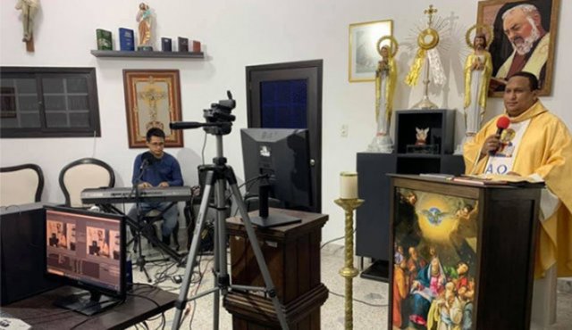 A la fecha las eucaristías se siguen celebrando de forma virtual en la capital nortesantandereana y en algunos municipios se puede escuchar por parlantes o por la emisora radial Vox Dei. La Opinión