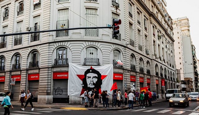 El apartamento, de 240 metros cuadrados, está localizado en un edificio neoclasista de estilo francés de la céntrica esquina rosarina de Urquiza y Entre Ríos. Twitter @ciudad_magazine