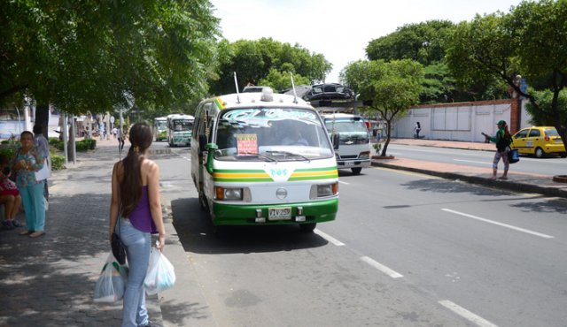 Los conductores aseguran que en otras empresas el pago ya se efectuó, por lo que seguirán manifestándose hasta obtener una respuesta más puntual. Archivo
