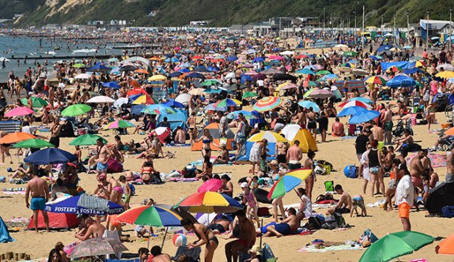 Los amantes de la playa disfrutan de la luz del sol en la playa de Bournemouth, en el sur de Inglaterra, solo unos días después de que el encierro terminó y se levantaron las restricciones de viaje europeas. AFP