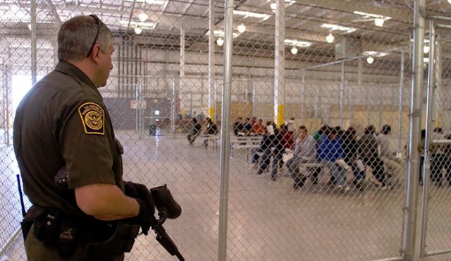 Según la cadena CNN existen más de 2.500 casos de la COVID-19 en los centros de detenciones migratorios. AFP
