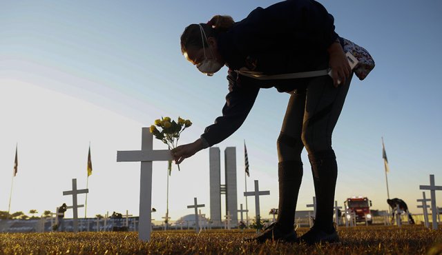 En honor a las personas que murieron por COVID-19, se colocaron 1000 cruces frente al Congreso Nacional en Brasilia. AFP
