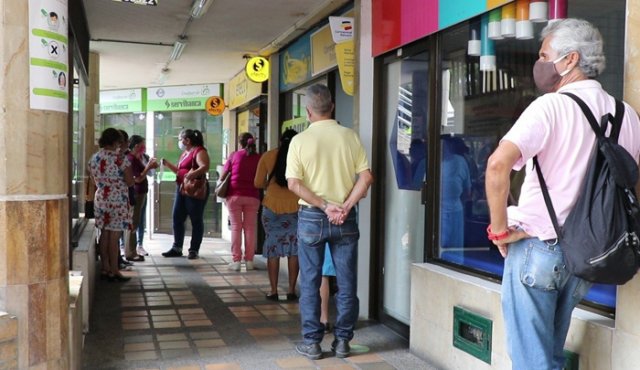 ‘Pico y cédula’ se mantiene igual, por días pares e impares, para las compras en tiendas y supermercados, pago de servicios y diligencias en bancos y otras entidades financieras.
Archivo