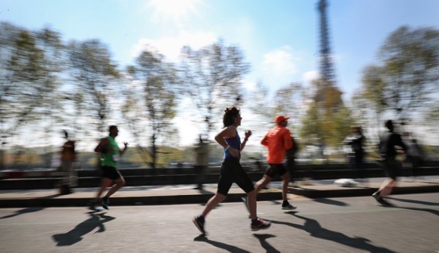 El aplazamiento del maratón de París llega tras la anulación el 24 de junio de los maratones de Nueva York (1 de noviembre) y de Berlín (27 de septiembre), dos de las carreras más prestigiosas del calendario. AFP