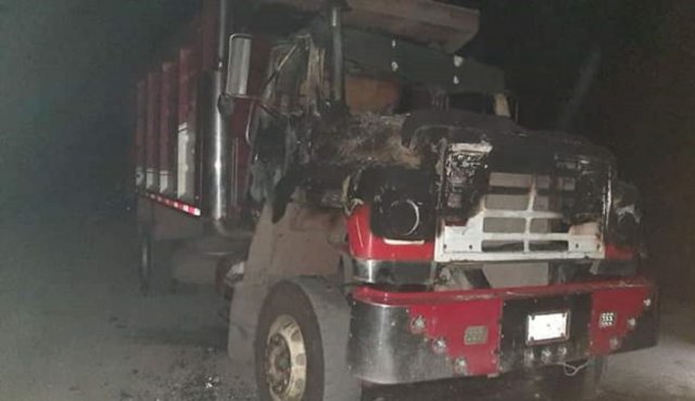 Uno de los camiones incinerados en El Alto de Los Compadres. La Opinión
