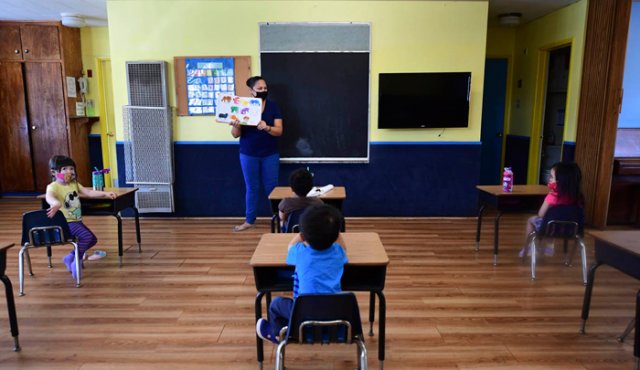 La decisión de reabrir las escuelas no depende del presidente o gobernador, sino de los diferentes distritos escolares. AFP