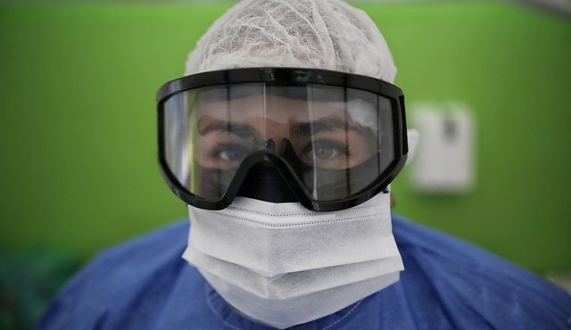 Para seguir evitando la propagacion del virus, en Bogotá se está llevando acabó un nuevo servicio que toma la muestra del Covid-19 en el vehículo de la persona que quiso realizarse está prueba. Colprensa