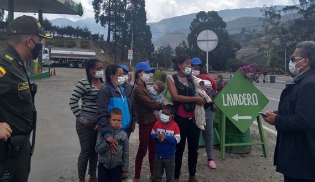 El alcalde solicitó ayuda a Migración Colombia ayuda para mejorar el tránsito de los caminantes hacia Cúcuta. Roberto Ospino