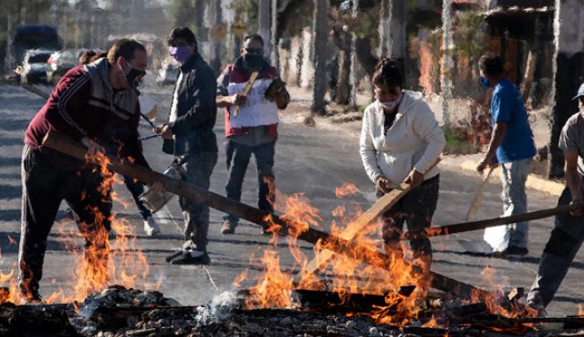 La convocatoria a un cacerolazo, la noche del martes 14 de julio, degeneró en focos de diversas protestas violentas en Chile. AFP