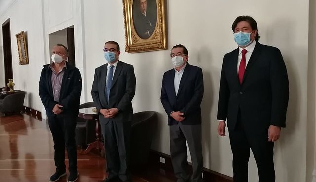 Cambio Radical, con el acompañamiento del gobierno, radicó este lunes un proyecto de ley por medio del cual se busca hacer una reforma profunda al sistema de la salud. Colprensa