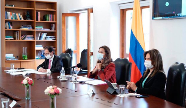El ministro de Comercio, José Manuel Restrepo; la vicepresidenta de Colombia, Marta Lucía Ramírez y la presidenta de ProColombia, Flavia Santoro presentaron las 13 acciones de la estrategia ‘Adelante con Confianza’. Cortesía