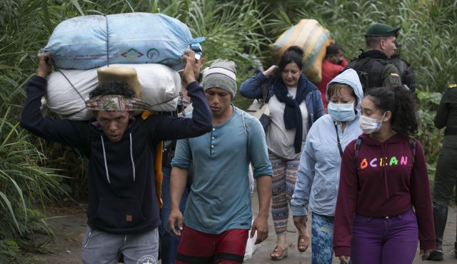 Migrantes pasando por las trochas. Juan Pablo Cohen