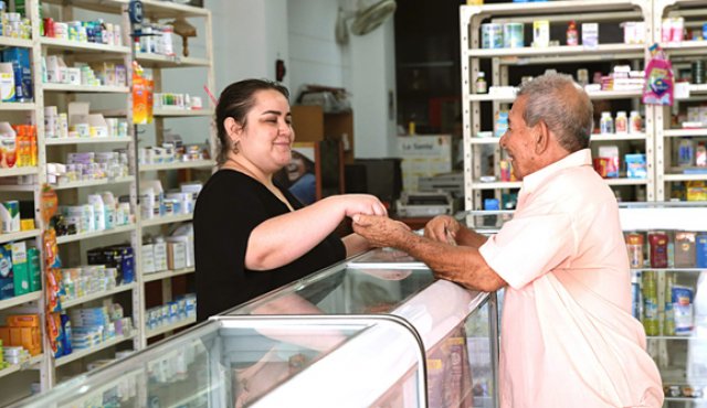 Si el 50 por ciento de los casos de enfermedades conocidas fueran atendidas a través del uso de medicamentos de venta libre, el Estado tendría un potencial ahorro de 139 millones de dólares anuales. Archivo La Opinión