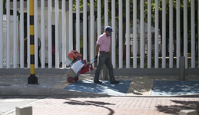 El sector que más registró perdida de puestos de trabajo fue en las actividades artísticas, con 737.000 personas menos, seguido por el comercio y la reparación de vehículos. Archivo / La Opinión