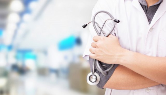 La pandemia y el confinamiento han hecho que muchos pacientes con enfermedades no urgentes pero importantes, retrasen sus consultas. Freepik.es
