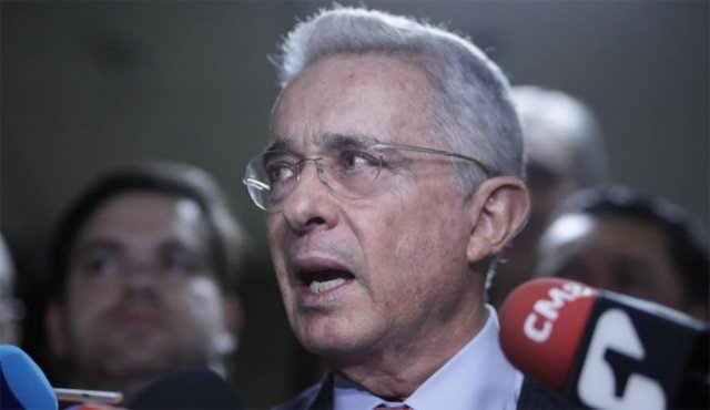 El líder del Centro Democrático no presenta síntomas y está aislado en su residencia. Archivo