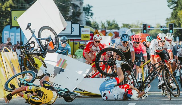 Fabio Jakobsen, vigente campeón de Holanda, vio cerrado el paso por su compatriota Dylan Groenewegen (Jumbo-Visma) en un esprint a plena velocidad, e impactó contra las barreras de protección. AFP