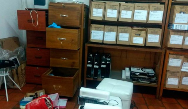 Los ladrones se apoderaron de equipos y revolcaron documentos y otros elementos. La Opinión