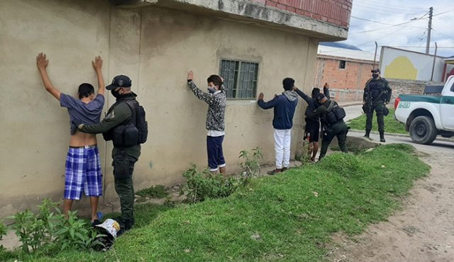 La Policía con sus modalidades hacen control a las medidas de la emergencia sanitaria en Pamplona. Cortesía