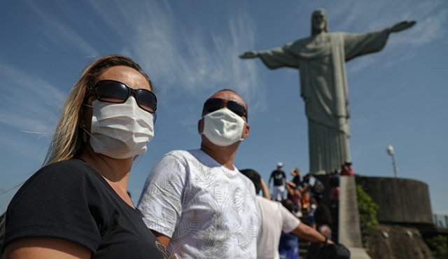 Los principales puntos tur´sticos de Río de Janeiro, entre ellos el icónico Cristo Redentor, reabrieron sus puertas al público ayer tras cinco meses cerrados por la pandemia. AFP
