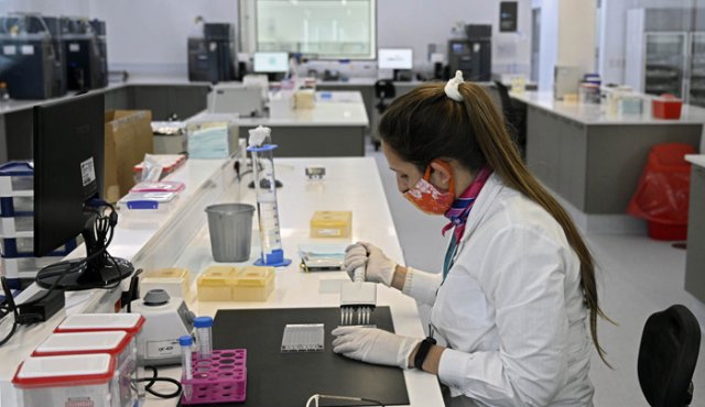 El laboratorio mAbxience está preparado para recibir la tecnología que permitirá fabricar millones de dosis de la vacuna. AFP