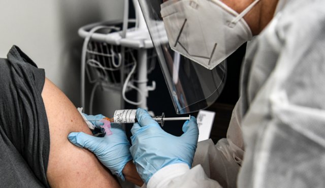 Según la Organización Mundial de la Salud, se están desarrollando 168 posibles vacunas contra el nuevo coronavirus. AFP