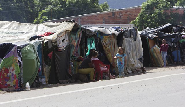 Más de 2.500 migrantes venezolanos permanecen en los costados de la autopista internacional. Los protocolos de bioseguridad no se aplican. Alfredo Estévez