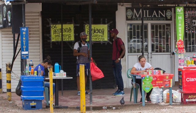 En el sector de La Parada no solo afecta el represamiento de migrantes venezolanos, sino también de vendedores informales quienes no cumplen con ningún protocolo de bioseguridad. La comunidad exige mayores controles sanitarios Alfredo Estévez