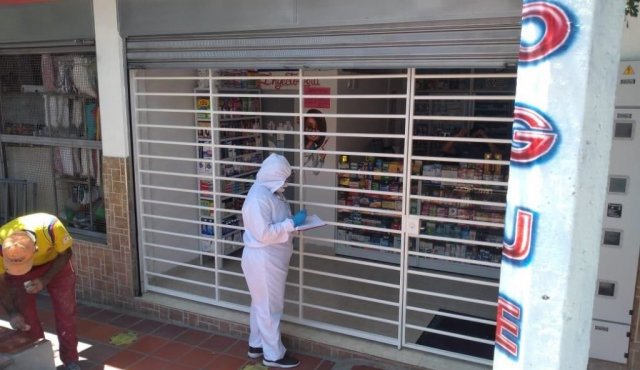 Visita de funcionarios de la Secretaría de Saud de Cúcuta, a viviendas en el barrio La Cabrera. Alcaldía de Cúcuta