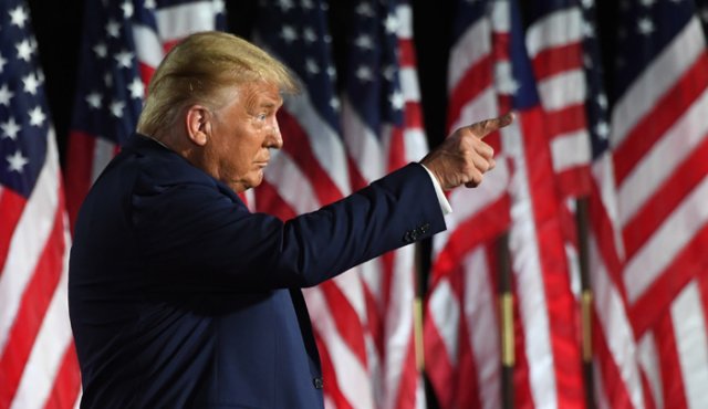 Trump volvió a combinar patriotismo y retórica antisocialista para trazar un apocalipsis si Biden llega al poder. AFP