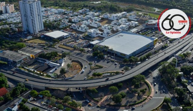 El desarrollo de la infraestructura vial sigue en constante evolución. Archivo La Opinión