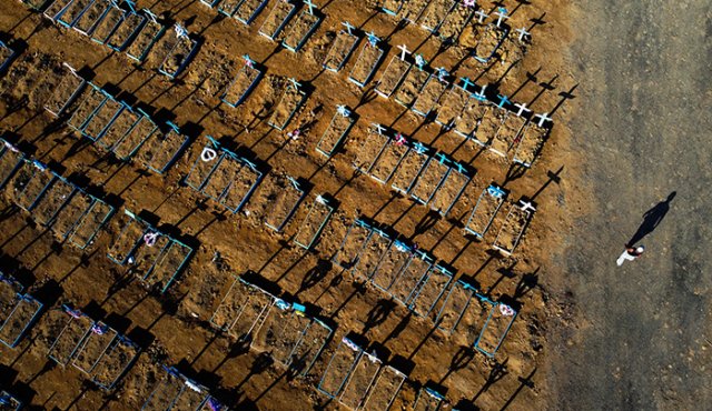 Los cementerios de Brasil, como el de Manaos, se están quedando sin espacio para enterrar los muertos de la pandemia. AFP