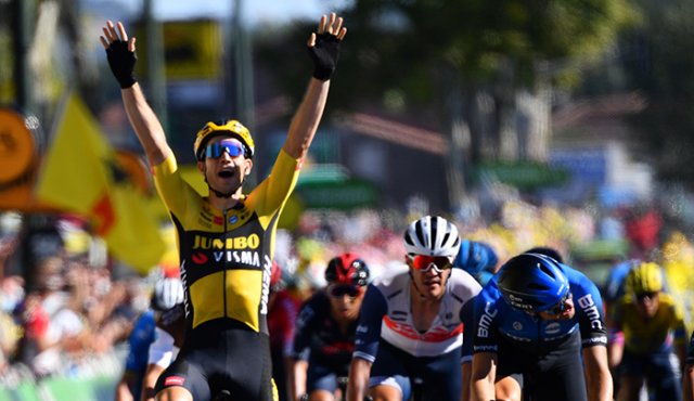 El ganador de la etapa, el ciclista del Team Jumbo, el belga Wout van Aert,celebra al cruzar la línea de meta al final de la séptima etapa. AFP