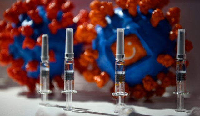Una vacuna candidata de Sinovac Biotech LTD para el coronavirus COVID-19 se ve en exhibición en la Feria Internacional de Comercio de Servicios de China (CIFTIS) en Beijing el 6 de septiembre de 2020.
AFP