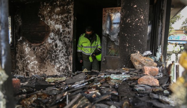 Más de 50 CAI como éste fueron destruidos en las violentas jornadas de los últimos días en Bogotá. col