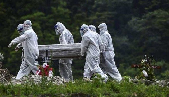 La Organización Mundial de la Salud teme que la pandemia provoque dos millones de muertes si el mundo no se moviliza con firmeza, y aumenta los llamados de una repartición equitativa de futuras vacunas. Archivo