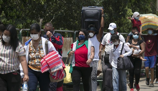 El ingreso por las vías irregulares está en 50 personas diarias, según Migración. Archivo / La Opinión