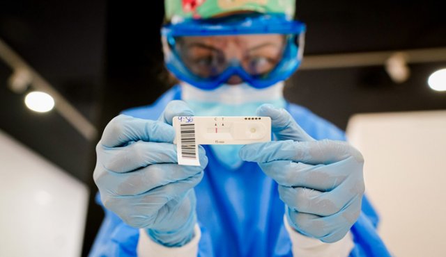 Moderna, junto con las farmacéuticas estadounidenses Pfizer y Johnson & Johnson, se encuentran en la fase 3 de las pruebas clínicas, en la que la vacuna experimental contra el coronavirus. AFP