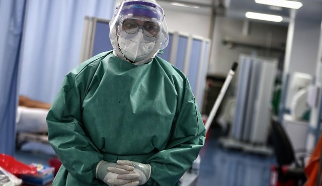 Traje para tratar contagiados con COVID-19. Colprensa