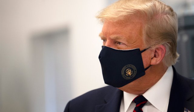 Trump, de 74 años, dijo en un tuit el jueves por la noche que dio positivo, al igual que su esposa Melania, y que iba a entrar en cuarentena. AFP