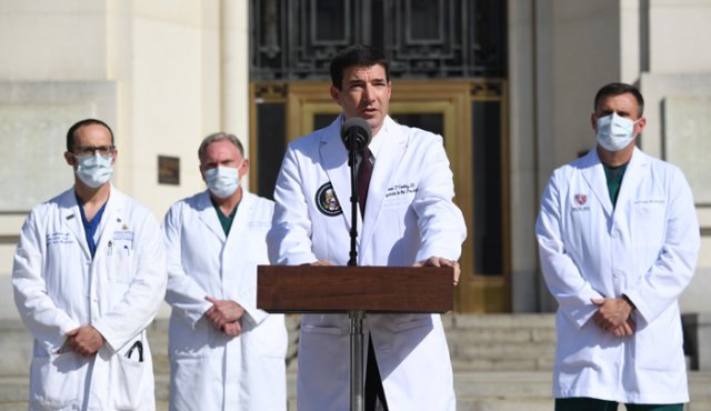 El médico de la Casa Blanca, Sean Conley, dijo que en las últimas 24 horas Trump ha seguido mejorando y cumplía las condiciones para ser dado de alta. AFP